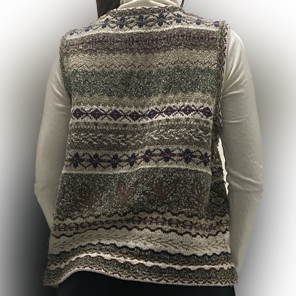 Northern Reflections V-neck Vest - Picture 6 of 8